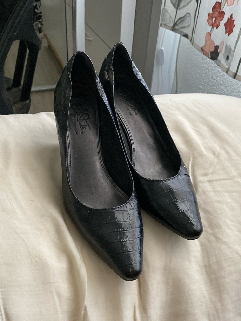 Life Stride Black Pointed-Toe Croc-Embossed Pumps